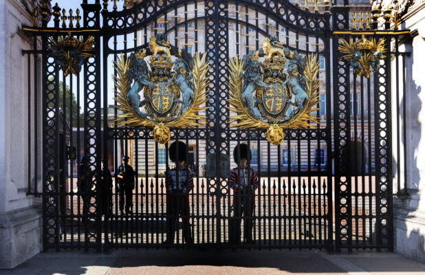 Guards standing at the gates of Buckingham Palace