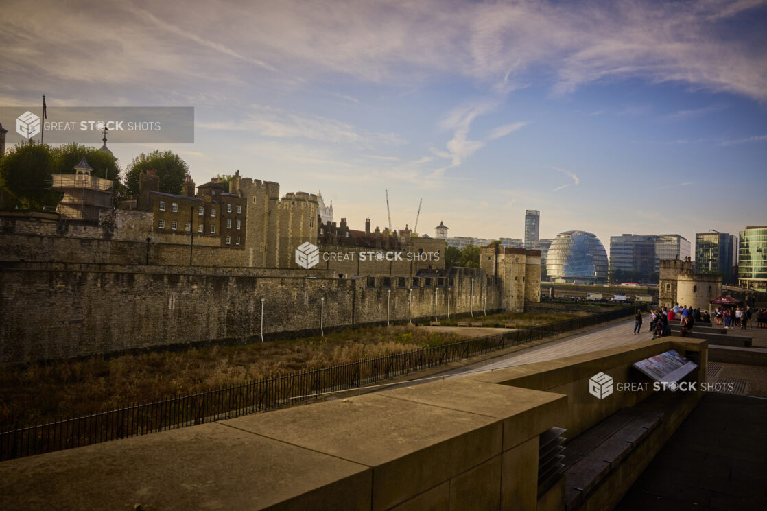 Side, Thames  view of the tower of London, England