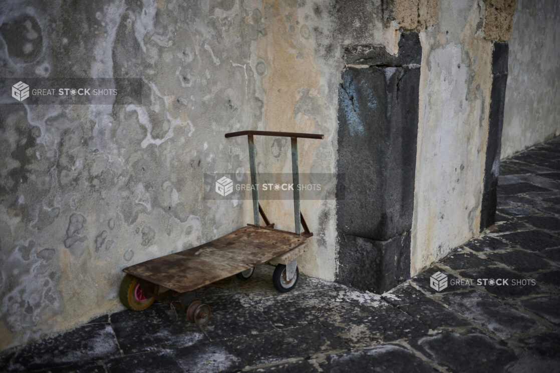 A pushcart in a corner on a side street in Italy