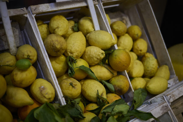 Side view of lemons in wooden crates