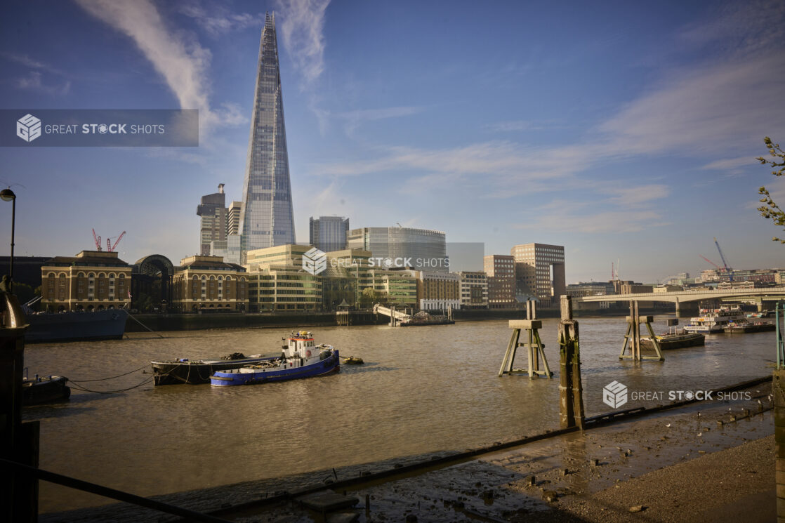 View of the Thames river in London, England with boats and buildings