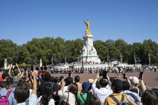 Picture of the Victoria Memorial outside of Buckingham Palace with many tourists